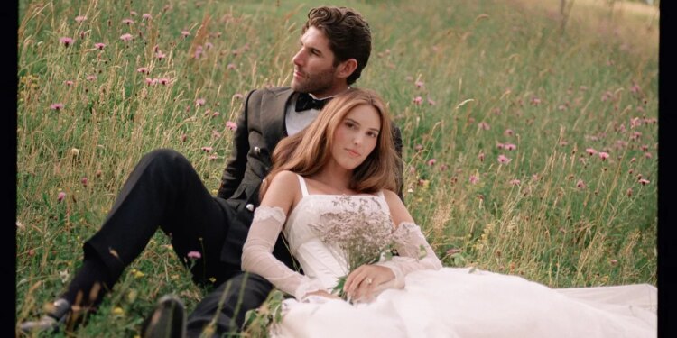La novia llevó 7 vestidos a medida diseñados por su hermana en esta boda de ensueño en el campo