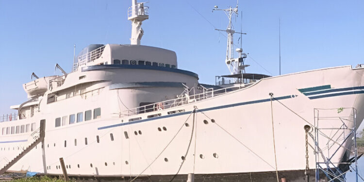 La odisea del emprendedor que compró un viejo crucero, gastó un millón de dólares en su restauración y no pudo disfrutarlo