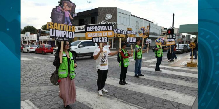 Jóvenes en un crucero de concientización en Saltillo.