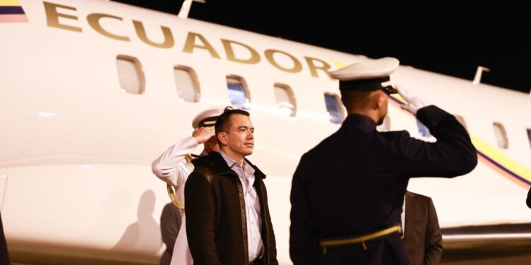 Daniel Noboa durante uno de sus viajes oficiales.