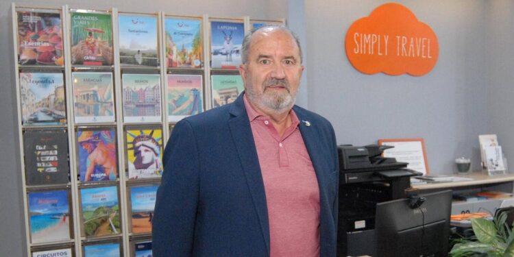 Juan Rivadulla en la agencia de viajes Simply Travel de A Estrada.