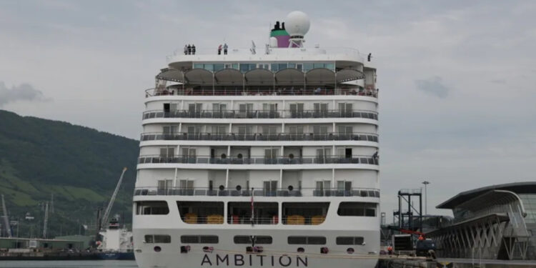 Las autoridades recuperan un cuerpo del mar tras el anuncio de un pasajero caído del crucero MS Ambition