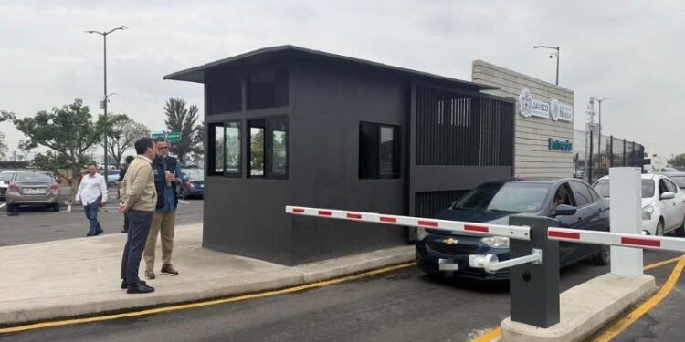 Patio para autos de plataformas del aeropuerto rebasa los 87 mil viajes
