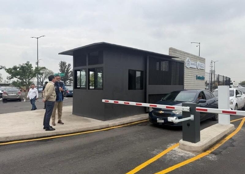 Patio para autos de plataformas del aeropuerto rebasa los 87 mil viajes