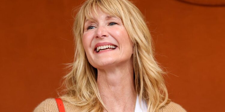 Laura Dern luce el conjunto de vaqueros y zapatillas que las mayores de 60 llevan en sus viajes de verano