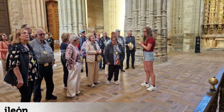 Los guías de los ‘free tours’ de León se unen para reivindicar un modelo que ha cambiado el turismo en la provincia