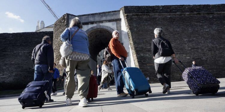 Los lucenses tiran más de tarjeta que de préstamos para ir de vacaciones: "Hay destinos en España que son un robo"