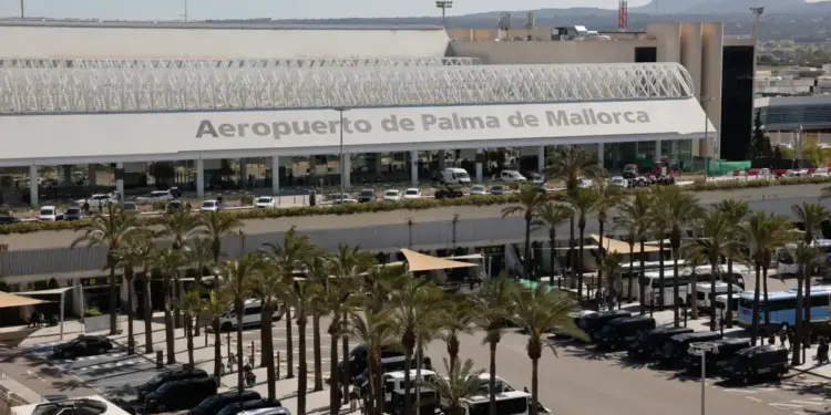 Los grandes touroperadores adelantarán entre dos y tres horas los traslados de turistas al aeropuerto