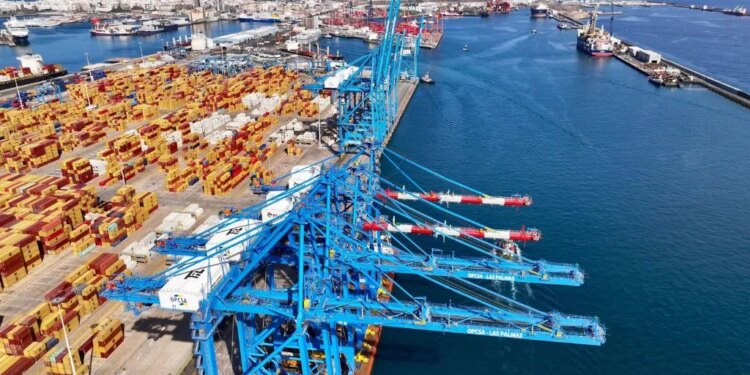 Los puertos de Las Palmas superan los 21 millones de toneladas movidas y suben en tráfico de cruceros y contenedores