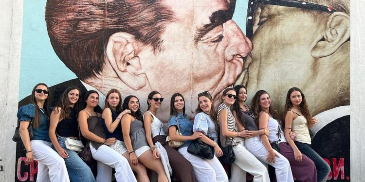 Elena Abalo y su grupo de amigas en el Muro de Berlín.