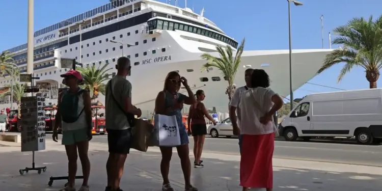 Los turistas de crucero gastan en Menorca menos de 30 € por persona, la mitad que en otras islas