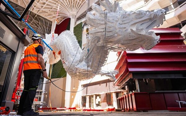 MSC Cruises completa instalación de escultura de dragón en el MSC World Asia