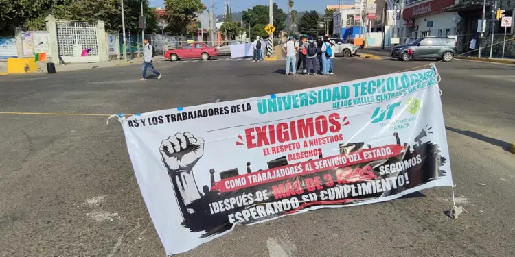 Repliegan protesta de empleados de la UTVO