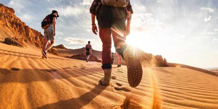 Más de la mitad de los viajeros que viajan solos quieren conocer gente nueva durante las vacaciones