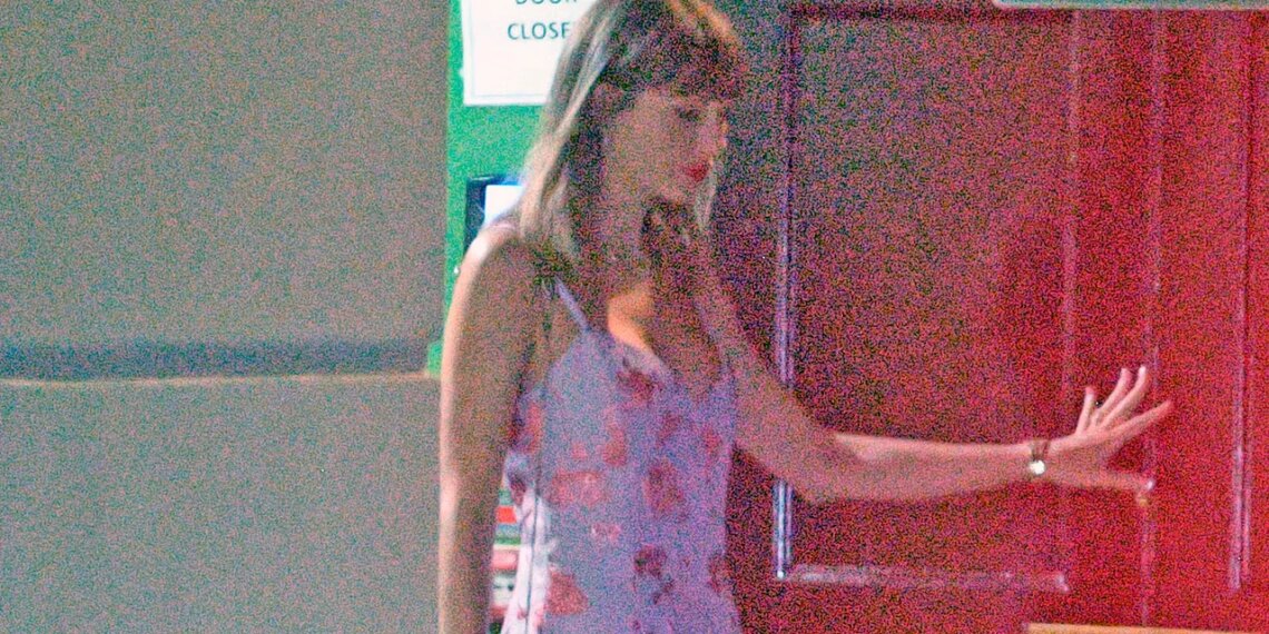 Minivestido color jacaranda y sandalias italianas: El look con el que Taylor Swift reaparece después de su boda