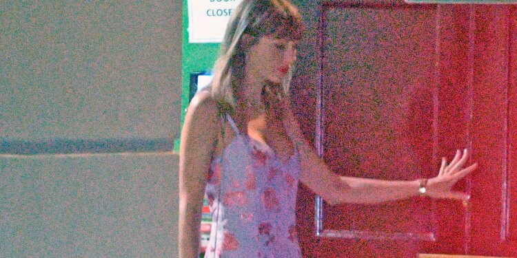 Minivestido color jacaranda y sandalias italianas: El look con el que Taylor Swift reaparece después de su boda