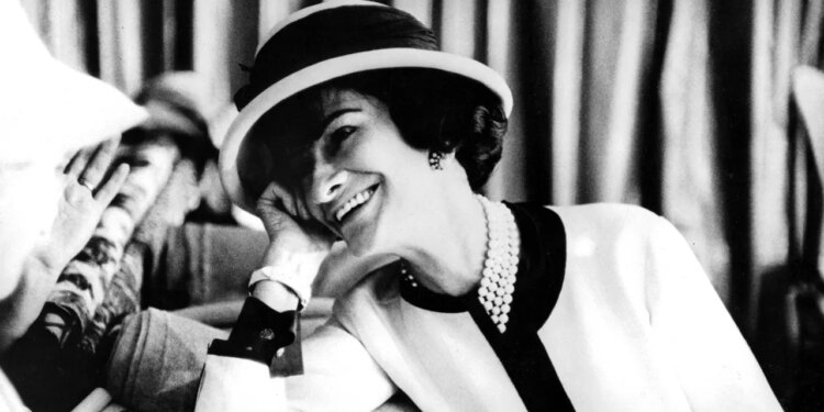 Coco Chanel es la inspiración para llevar estos modelos de zapatos de tacón bajo en otoño 2026