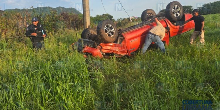 Fallecen trabajador de CFE y su hijo en volcadura cerca del crucero de Ruiz