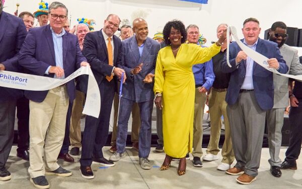 NCL dona USD 50 mil a comunidad de Philadelphia en inauguración de nueva terminal