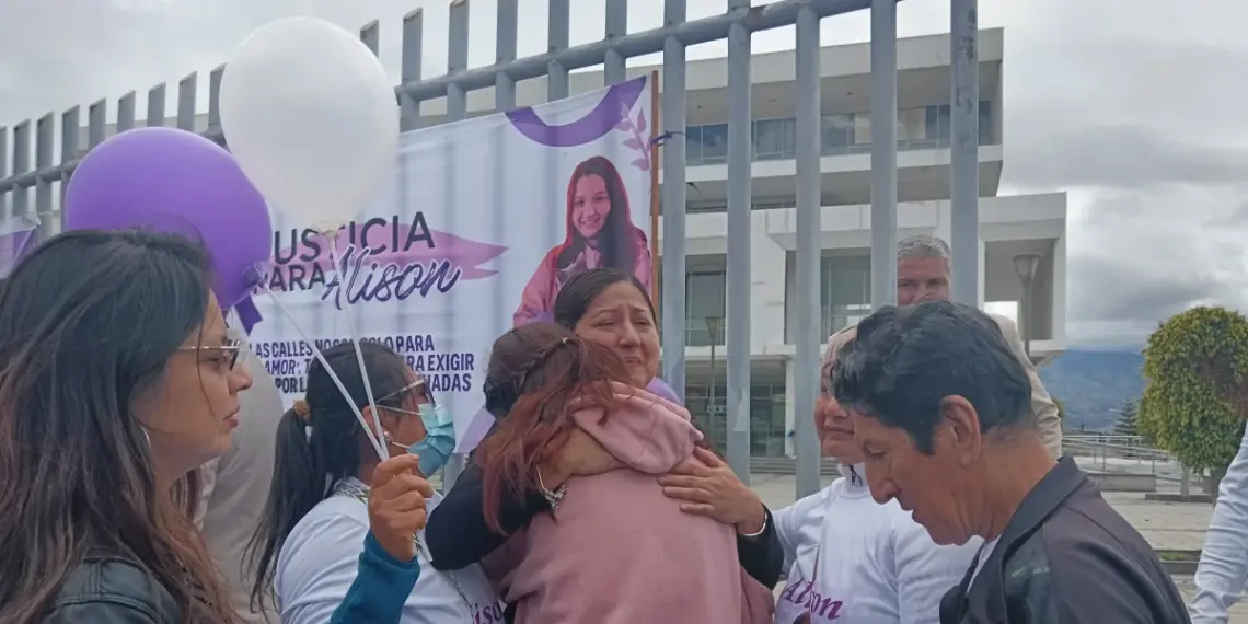 Magaly Poveda, madre de Alison Altamirano, es abrazada por familiares y amigos después de la sentencia.