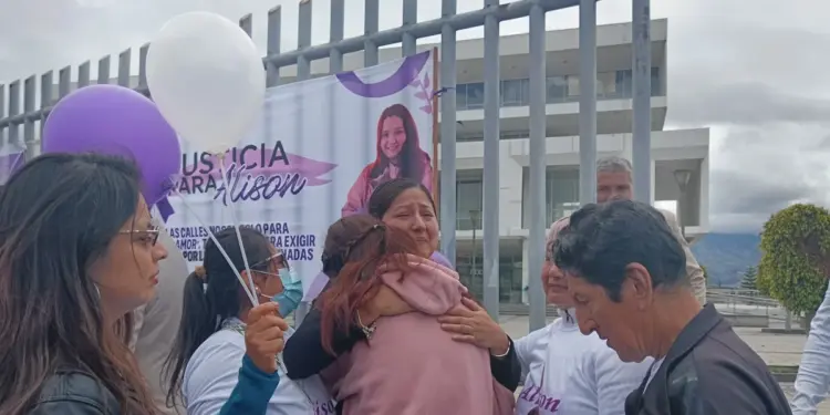 Magaly Poveda, madre de Alison Altamirano, es abrazada por familiares y amigos después de la sentencia.