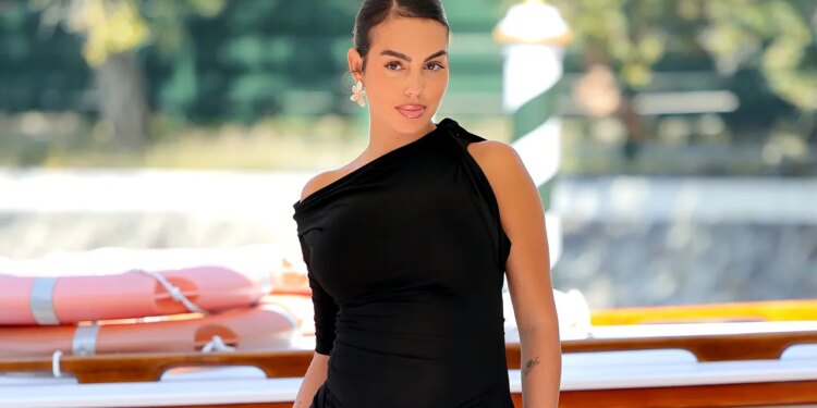 Pantalones culotte y zapatos de tacón: Georgina Rodríguez triunfa con el look elegante para verano 2026