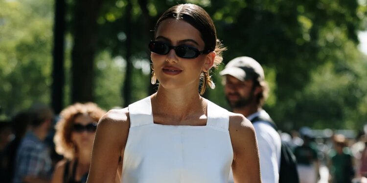 Pantalones de los años 70 con top blanco: La combinación que las mejor vestidas llevarán en otoño 2026