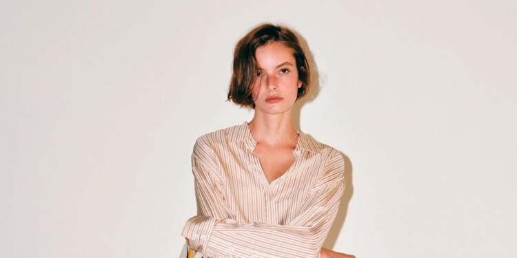Pantalones de colores de los 70: Zara vende los más elegantes para llevar a la oficina en septiembre 2026