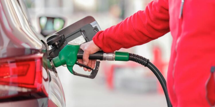 Un mecánico sentencia la gasolina más adecuada: "Para los viajes largos aprovecho y echo gasolina 98, ayuda a la limpieza de inyección"