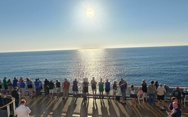 Pasajeros a bordo del Carnival Legend celebran travesía histórica con observación especial del eclipse solar