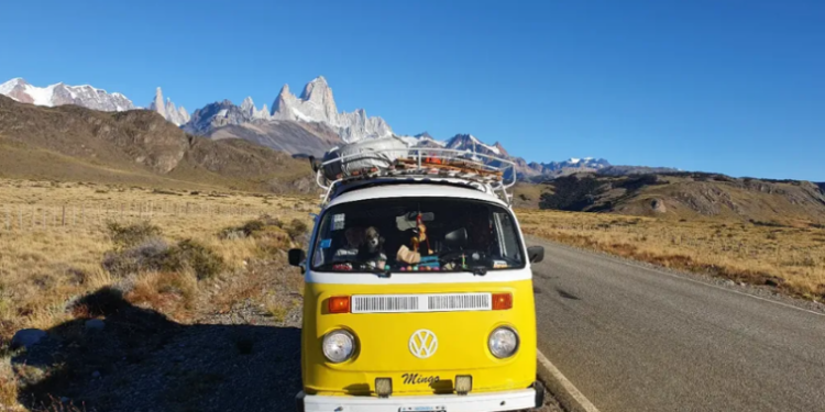 Iba camino al “fin del mundo”, pero la pandemia lo detuvo y encontró el amor: ahora viaja en familia sin destino fijo