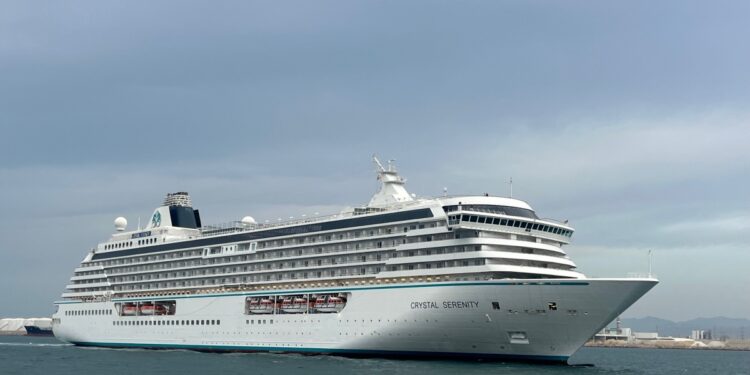 PortCastelló se posiciona como destino de cruceros 'premium': recibe al selecto ‘Crystal Serenity’, con pasaje de EEUU y Australia