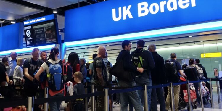 Reino Unido: su eVisa la confunde con su hermana gemela y la deja atrapada en España