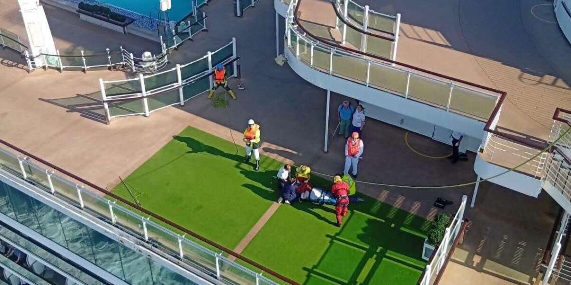 El Pesca 2 evacua a una mujer que sufrió un accidente en un crucero frente a Estaca de Bares