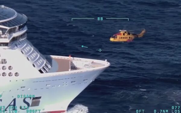 Pasajero es evacuado en helicóptero desde Ovation of the Seas frente a la costa de Columbia Británica