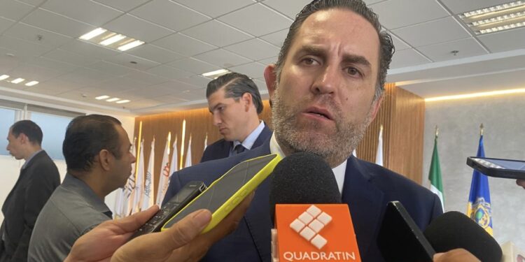 Carga pesada desvía rutas y frena viajes a Jalisco por bloqueos en Michoacán