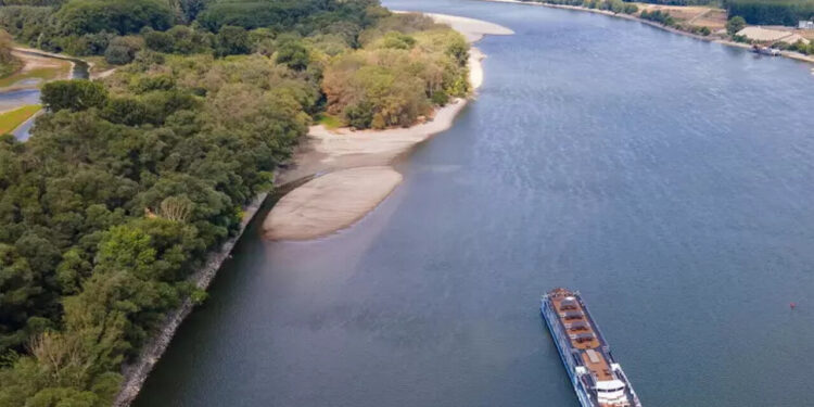 El río Danubio se seca, evacuados 186 turistas de un crucero encallado - Mundo