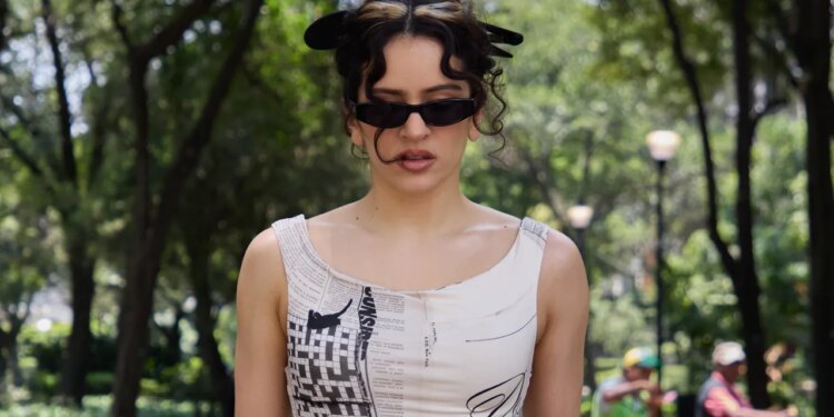 Rosalía conquista la CDMX con el vestido periódico de los años 2000 que llevó primero Carrie Bradshaw