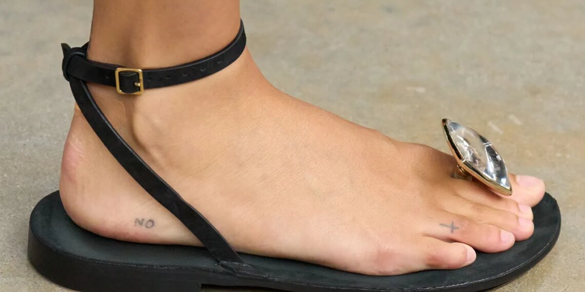 Las sandalias planas con adornos de buen gusto para lucir elegante todos los días en verano 2026
