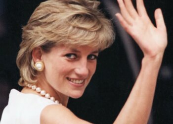 Las 6 blusas de los 80 que vuelven paa llevar jeans, faldas y pantalones en verano 2026