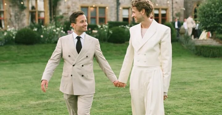 Simon y Joe se casaron en una espectacular casa de campo inglesa en una ceremonia elegante y clásica