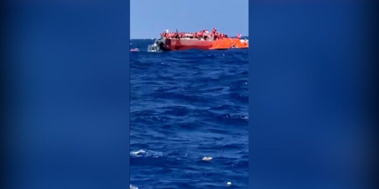 Rescatan a los pasajeros de un ferry naufragado en Chipre