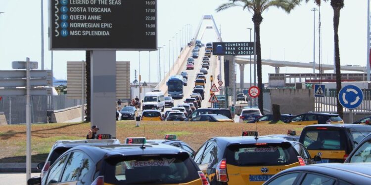 Cola de taxis en la salida 20 de la Ronda Litoral y el Pont de la Porta d'Europa, en el acceso al puerto de cruceros de Barcelona
