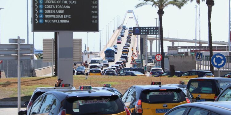 Taxistas denuncian que los crucerista pierden barcos y aviones por culpa del caos del puerto