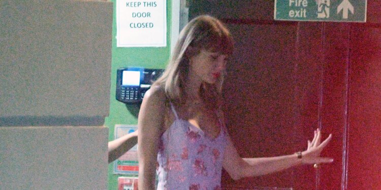 Taylor Swift Makes Her First Post-Wedding Solo Appearance in a Lavender Haze