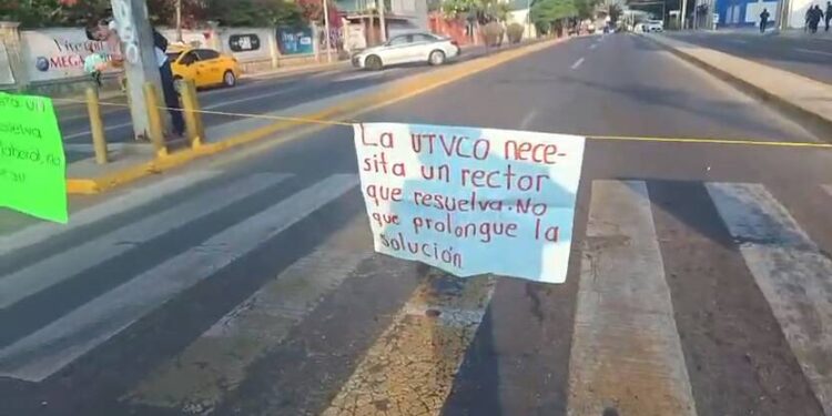 Trabajadores de la UTVCO bloquean el crucero del estadio de béisbol – Entidad Noticias Oaxaca