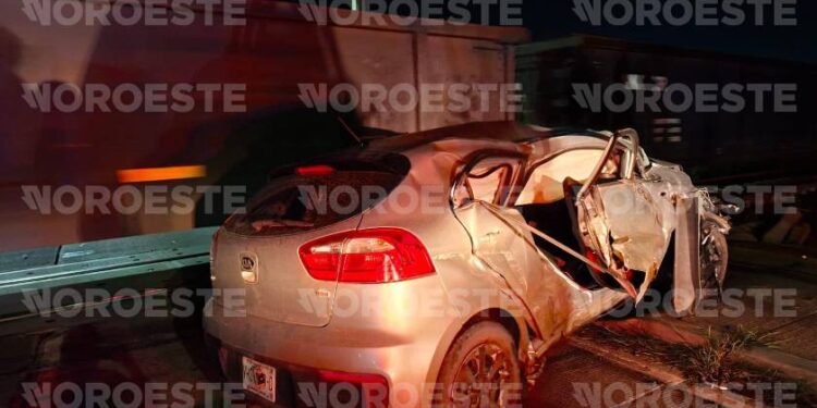 Ferrocarril arrolla un automóvil en crucero de Paseo del Atlántico en la Marina Mazatlán; hospitalizan al conductor