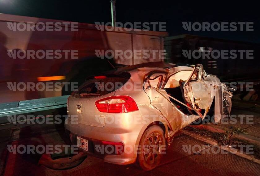 Ferrocarril arrolla un automóvil en crucero de Paseo del Atlántico en la Marina Mazatlán; hospitalizan al conductor