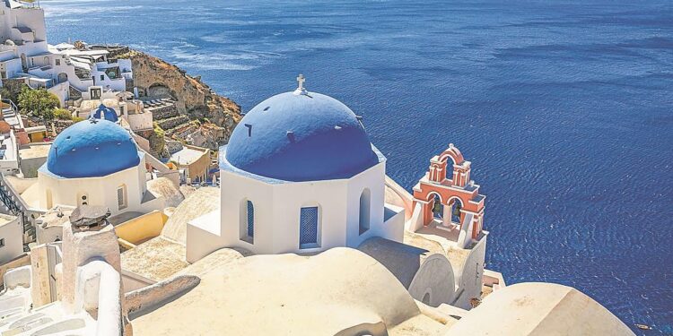 Una isla para cruceristas frente al reto del turismo lento: el pulso por el futuro de Santorini