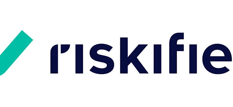 Un análisis de Riskified indica que los estafadores en el sector de los viajes se adaptan más rápido que las señales tradicionales, con un aumento del 32 % en el riesgo de vuelos en el mes de mayo